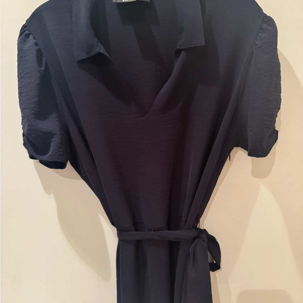 DKNY midnight blue dress with tie belt.
Size 12. (A small 12, like a 10). - Picture 2 of 9